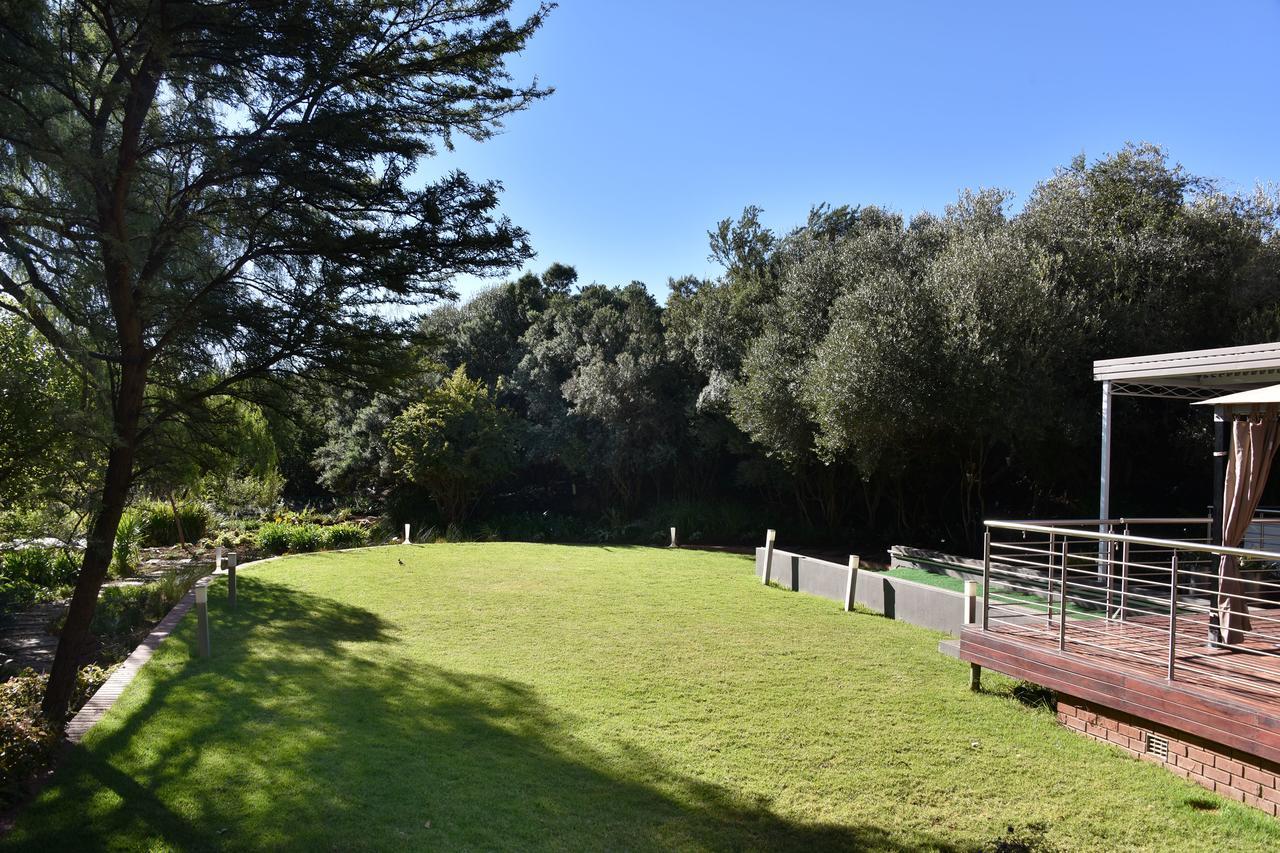 Tredenham Boutique Hotel ブルームフォンテーン エクステリア 写真 The cricket field at the University of Stellenbosch